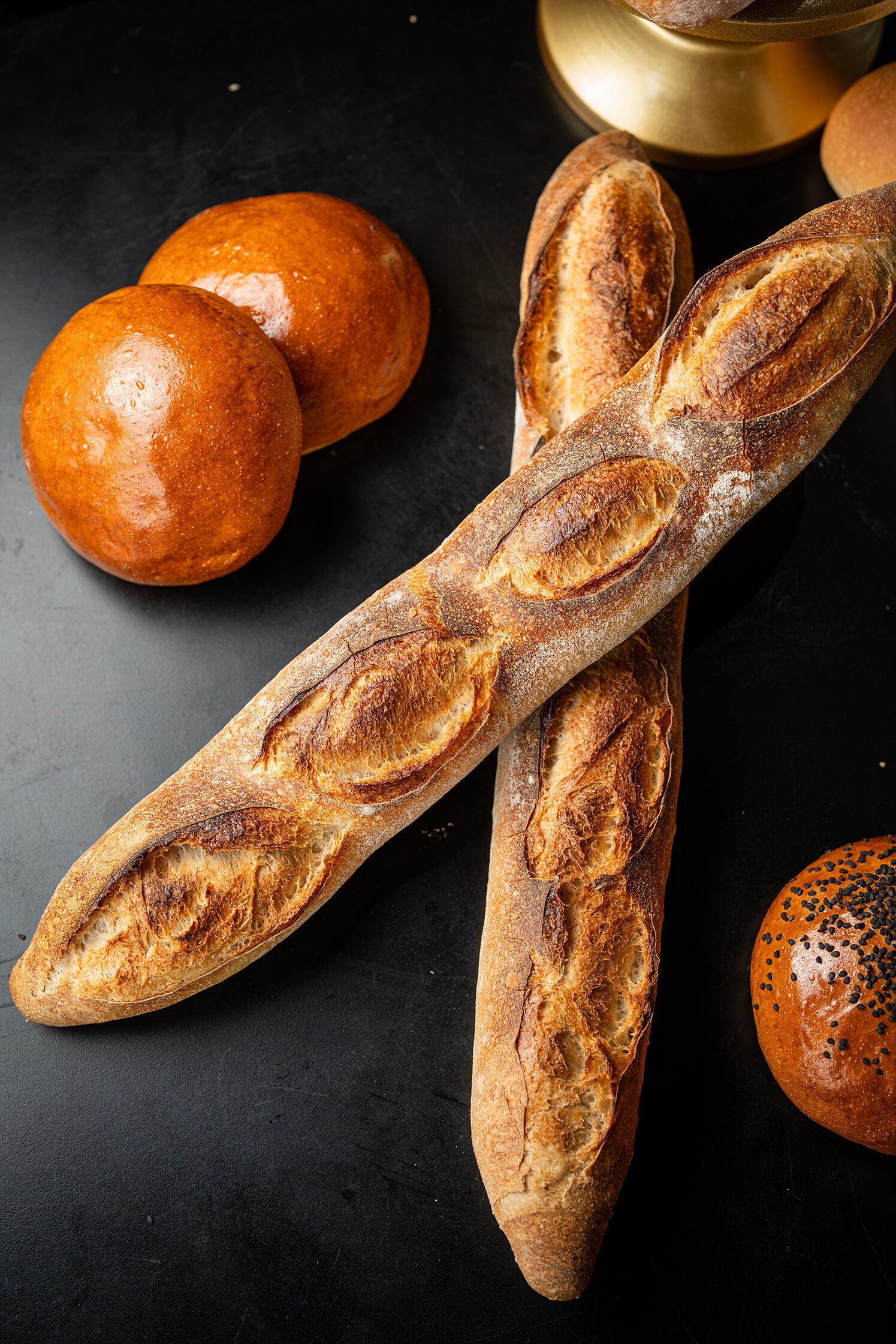 Baguettes y hogazas de masa madre recién horneadas