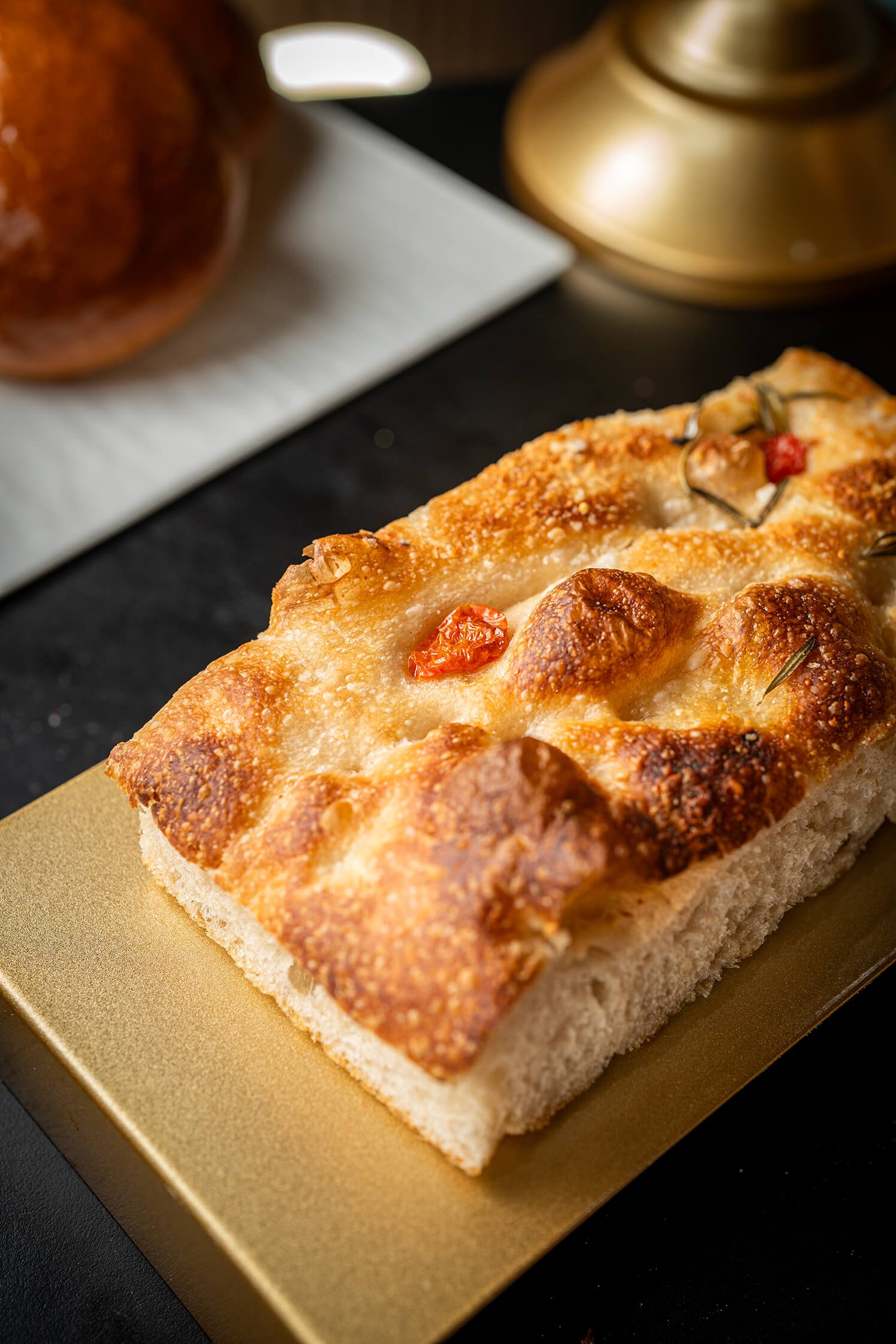 Focaccia con jitomate confitado y romero
